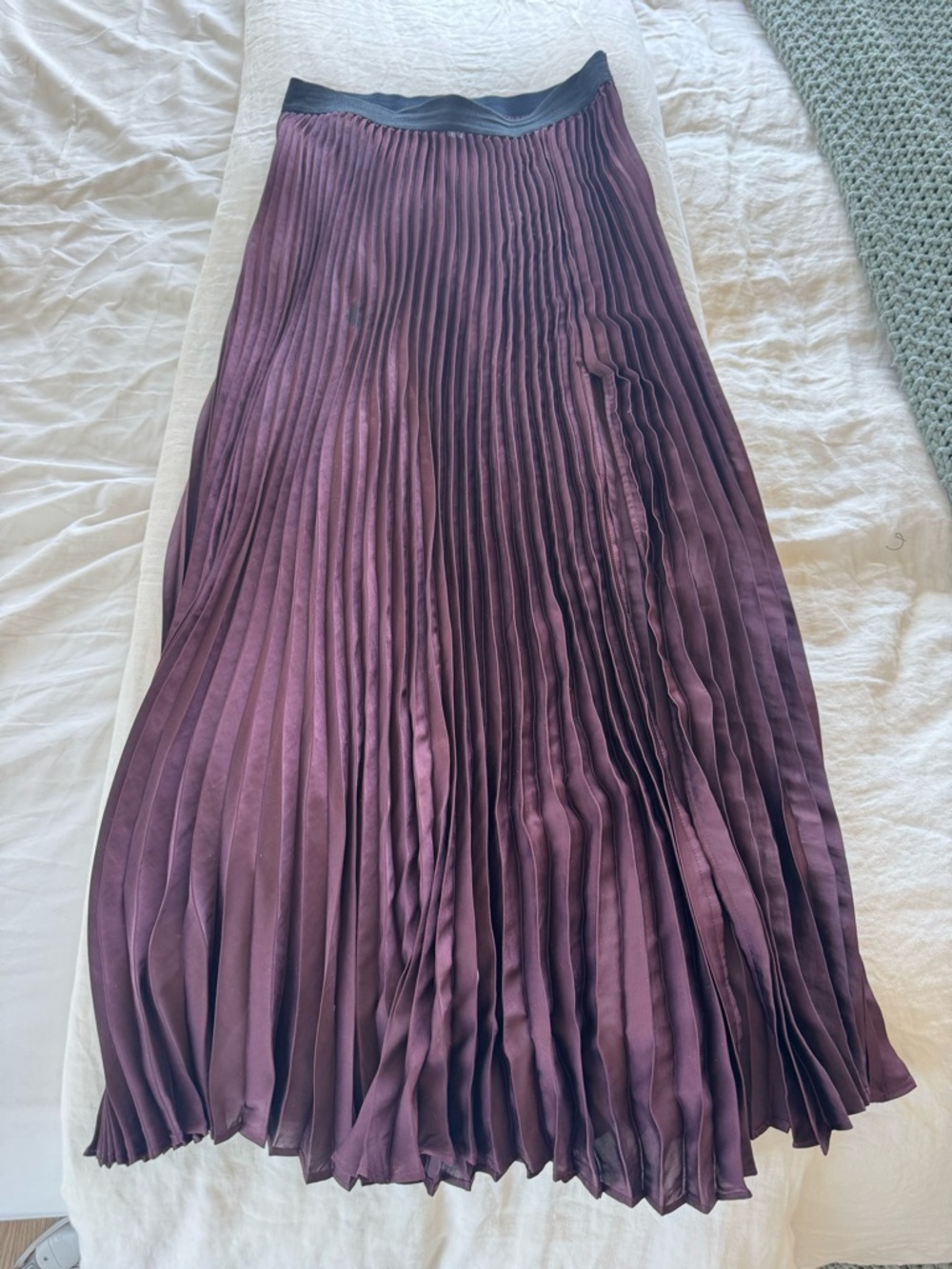 Leith Pleated Midi Skirt in Deep Plum